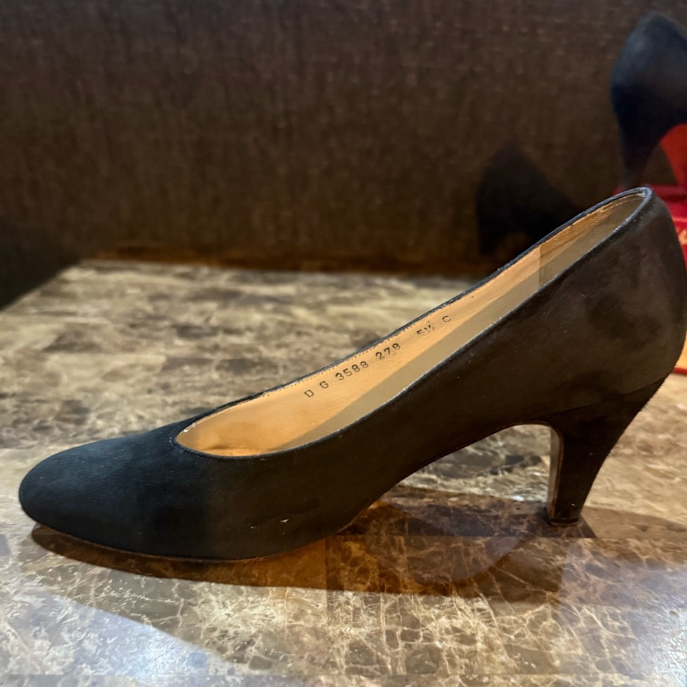 Vintage Salvatore Ferragamo. Black Suede Heels. Size 5.5. - Picture 3 of 14